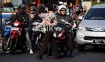 Sambut Ultah, Polwan Bagi-bagi Bunga