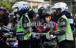 Sambut Ultah, Polwan Bagi-bagi Bunga