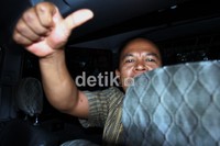 Timas Ginting memasuki mobil tahanan seusai diperiksa KPK. Ramses/detikcom.