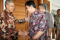Try Sutrisno menyambut kedatangan Kaukus Anak Bangsa Cinta Damai (ABCD). (Ramses/detikcom).