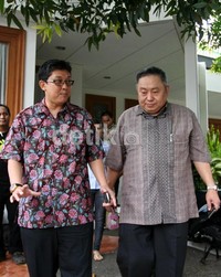 Ali Masykur Musa dan Lieus Sungkharisma meninggalkan kediaman Try Sutrisno seusai melakukan pertemuan. (Ramses/detikcom).