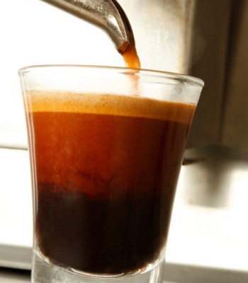 Mau Menyeduh Kopi Gaya Rumahan atau Kafe? Ini Dia Caranya!