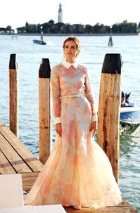 Kasia terlihat anggun saat berpose dengan dress klasik. Stefania DAlessandro/Getty Images.