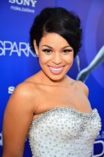 Jordin Sparks Bergaun Putih Ala Pengantin