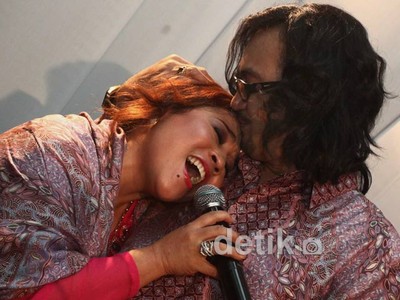Kemesraan Nunung & Iyan Jelang Pernikahan