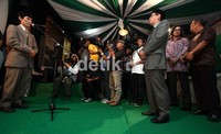 Penyambutan kedatangan keluarga Iyan ketika tiba di rumah Nunung.