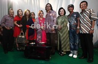 Kawan-kawan nunung di Srimulat dan OVJ turut hadi menghibur kedua pasangan.
