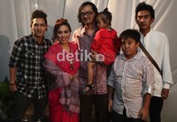 Nunung berfoto dengan anak-anaknya.