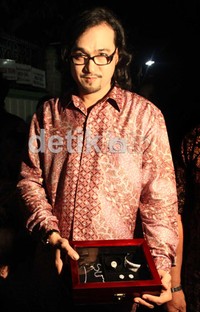 Iyan memberikan seserahan berupa perhiasan.