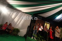 Anggota Srimulat tampil menghibur di pesta tersebut.