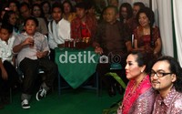 Pesta tersebut dihadiri para tetangga, sanak saudara, dan keluarga kedua pihak.