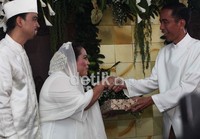 Jokowi pun memberikan kado berbungkus warna coklat.