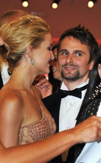 Vokalis sekaligus gitaris band Muse, Matt Bellamy mendampingi Kate di acara pembukaan 69th Venice Film Festival di Italia pada Rabu (30/8/2012). Pascal Le Segretain/Getty Images.