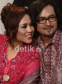 Kemesraan Nunung dan Iyan jelang pernikahan.