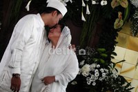 Iyan mencium kening Nunung dengan mesra.