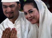 Cincin emas seberat 15 gram pun menjadi mas kawin pernikahan mereka.