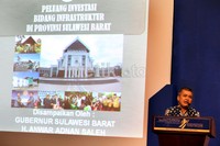 Para pembicara memberikan pemaparan.