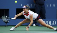 Kekalahan dari petenis 18 tahun itu sekaligus mengubur mimpinya untuk dapat memenangi gelar grand slam kelima selama berkecimpung di dunia pertenisan. REUTERS/Jessica Rinaldi.