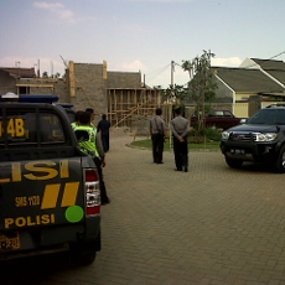 Densus 88 Mabes Polri Gerebek Rumah di Cisaranten Bandung