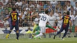 Bermain di Santiago Bernabeu, Kamis (30/8/2012) dinihari WIB, Madrid yang kalah di pertemuan pertama langsung mengambil inisiatif serangan di menit-menit awal. Mereka pun menuai dua gol lewat Gonzalo Higuain dan Cristiano Ronaldo. REUTERS/Juan Medina.
