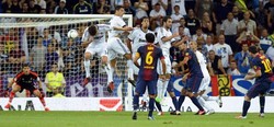 Barcelona mampu memperkecil ketertinggalan lewat tendangan bebas Lionel Messi di penghujung paruh pertama. Skor 2-1 bertahan hingga laga usai. REUTERS/Felix Ordonez.