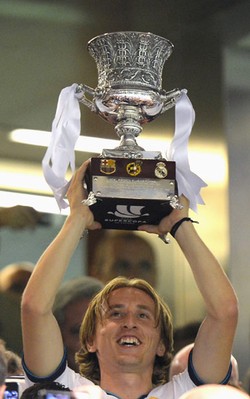 Baru saja didatangkan, Luka Modric sudah mengangkat tropi. REUTERS/Felix Ordonez.