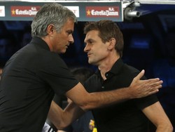 Sempat bersitegang musim, lalu, Jose Mourinho dan pelatih anyar Barcelona Tito Vilanova tampak akrab. REUTERS/Juan Medina.