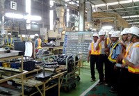 Para pelajar melihat langsung proses perakitan sasis, perakitan engine, perakitan axle, Welding cabin, perakitan interior cabin, melihat audit quality, dan juga melihat proses logistic bahan baku produksi Hino. (Dok Hino).