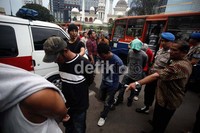 Mereka digeladang dari Mapolrestro Jakbar dengan pengawalan ketat aparat kepolisian.