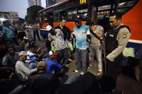 Aparat kepolisian berseragam dan senjata lengkap itu mengawal para tersangka rusuh Cengkareng.