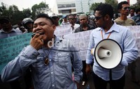 100 massa anti John Kei menggelar demo dan berorasi.