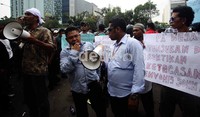 Mereka juga meminta Kejati atau hakim yang mengadili John Key jangan takut untuk menghukumnya, dengan hukuman mati.