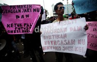 Dalam aksinya, mereka membawa sejumlah poster.