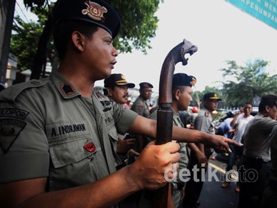 Polisi Sita Senjata Tajam Dari Massa Anti John Kei