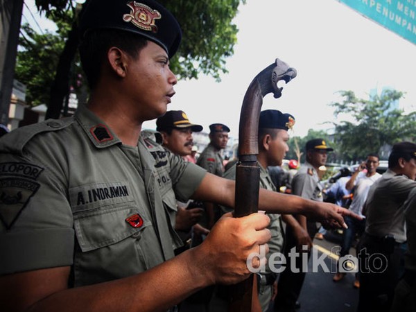 Polisi Sita Senjata Tajam Dari Massa Anti John Kei
