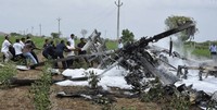 Kedua helikopter tersebut hancur terbakar. REUTERS/Stringer.
