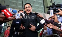 Herman Hery menjawab sejumlah pertanyaan wartawan saat meninggalkan gedung KPK. Ramses/detikcom.