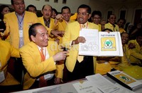 Pimpinan parpol seperti Sekjen Idrus Marham, Theo Sambuaga dan Muladi mendaftarkan partai berlogo beringin tersebut.