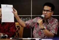 Ketua Komnas HAM Ifdhal Kasim menunjukan surat-surat antara Komnas HAm dan DPR mengenai proses seleksi tepat waktu sesuai jadwal. Namun karena persoalan administratif di DPR, proses menjadi terlambat.