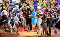 Romney dan Ryan mengajak anak-anaknya naik ke atas panggung di penutupan konvensi.  Balon warna-warni dan lampu yang sempurna membuat semua terlihat sangat bahagia.