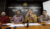 Menurut Jimly, keterlambatan tersebut bisa dihindari bila urusan mengelola negara tidak terlalu kaku dan formalistik. Ia mencontohkan pada 2003, proses membentuk Mahkamah Konstitusi kurang dari sebulan karena antara DPR dan pemerintah sigap.