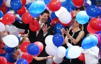 Paul Ryan diantara ratusan balon. AS melakukan pemilihan presiden setiap 4 tahun sekali. 2 partai dominan yakni Republik dan Demokrat bersaing ketat dalam setiap pemilu.