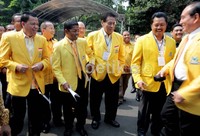 Pengurus Partai Golkar hadir ke Gedung KPU pada pukul 14.45 WIB menggunakan bis besar dan membawa 11 boks yang berisi persyaratan pendaftaran. Dan pada pukul 15.30 seluruh pengurus partai keluar dari gedung KPU.