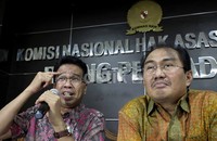 Ketua Komnas HAM Ifdhal Kasim menunjukan surat-surat antara Komnas HAm dan DPR mengenai proses seleksi tepat waktu sesuai jadwal. Namun karena persoalan administratif di DPR, proses menjadi terlambat.