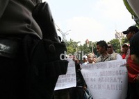 Demonstran membawa sejumlah poster. Ramses/detikcom.