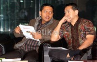 AKBP Wandi Rustiwan (kiri) dan AKBP Wisnu Buddhaya (kanan) berbincang saat menunggu rekannya yang masih diperiksa penyidik. (Ramses/detikcom).