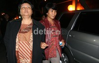 Kompol Endah Purwaningsih (kiri) bersama Kompol Ni Nyoman Sumartini (kanan) berjalan meninggalkan gedung KPK. (Ramses/detikcom).