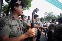 Polisi menemukan 2 pedang, 3 gancu, bensin dan 3 ketapel.
