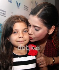 Kecupan kasih sayang Ayu Azhari pada anaknya. Gus Mun/detikHOT.