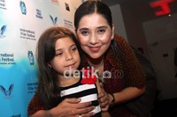 Ayu Azhari datang ditemani sang anak, Izabel. Gus Mun/detikHOT.